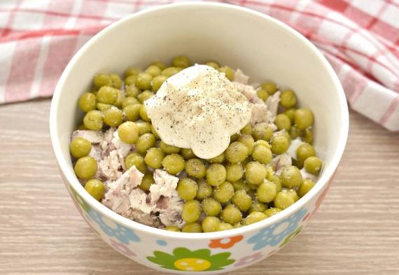 Зимний салат с курицей и солеными огурцами