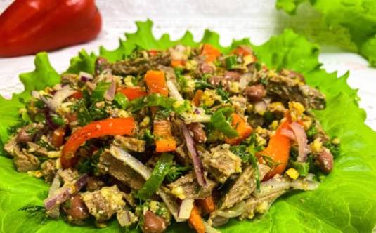 Грузинский салат с говядиной, красной фасолью и болгарским перцем