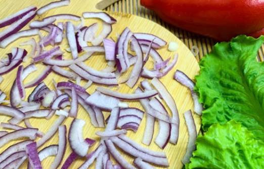 Грузинский салат с говядиной, красной фасолью и болгарским перцем