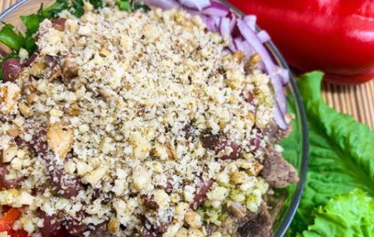 Грузинский салат с говядиной, красной фасолью и болгарским перцем