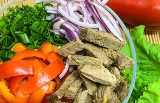 Грузинский салат с говядиной, красной фасолью и болгарским перцем