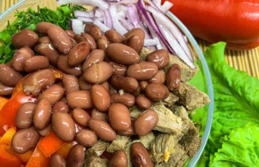 Грузинский салат с говядиной, красной фасолью и болгарским перцем