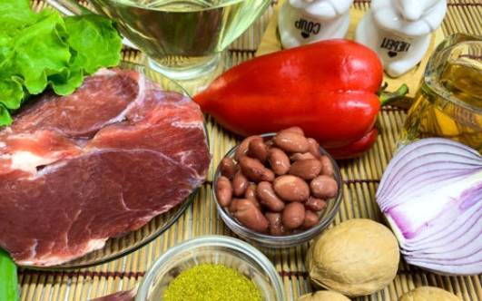 Грузинский салат с говядиной, красной фасолью и болгарским перцем