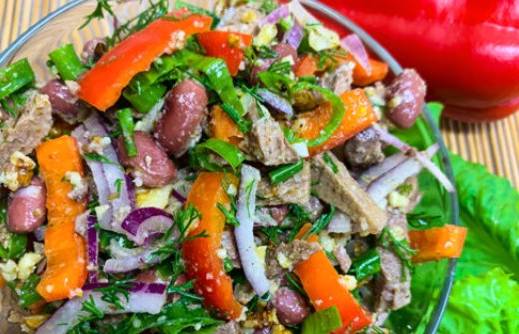 Грузинский салат с говядиной, красной фасолью и болгарским перцем