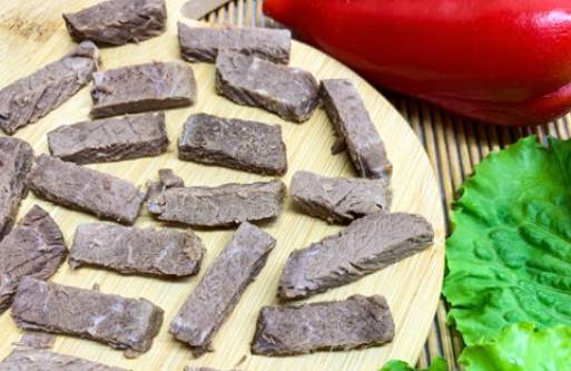 Грузинский салат с говядиной, красной фасолью и болгарским перцем