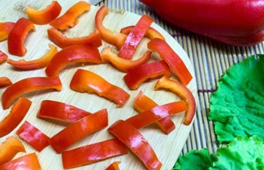 Грузинский салат с говядиной, красной фасолью и болгарским перцем