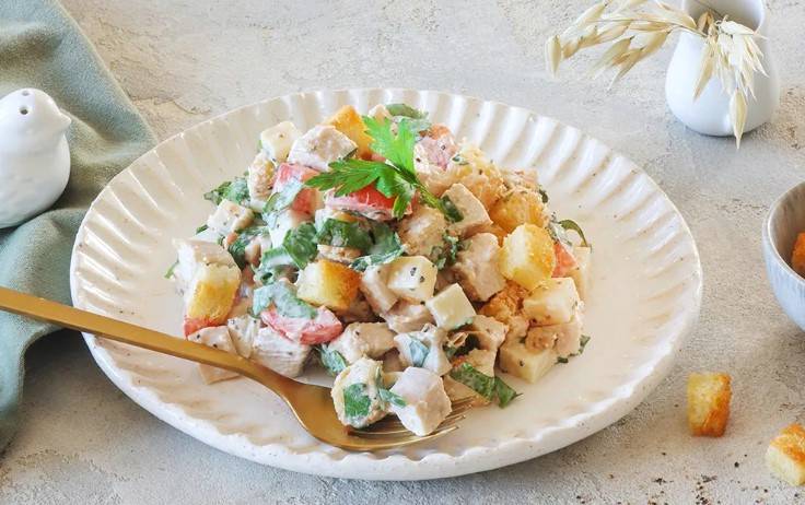 Салат «Баварский» с курицей, сухариками и помидорами
