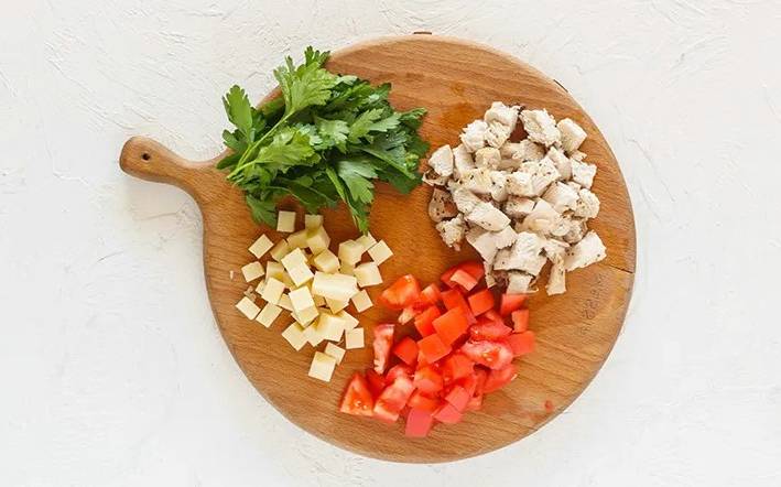 Салат «Баварский» с курицей, сухариками и помидорами