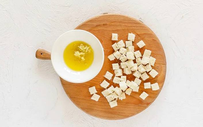 Салат «Баварский» с курицей, сухариками и помидорами