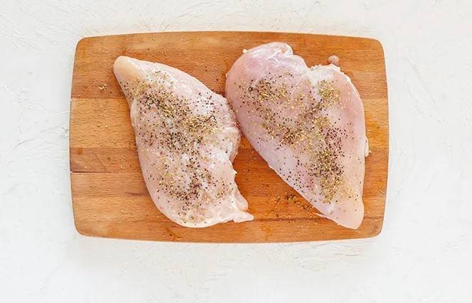 Салат «Баварский» с курицей, сухариками и помидорами