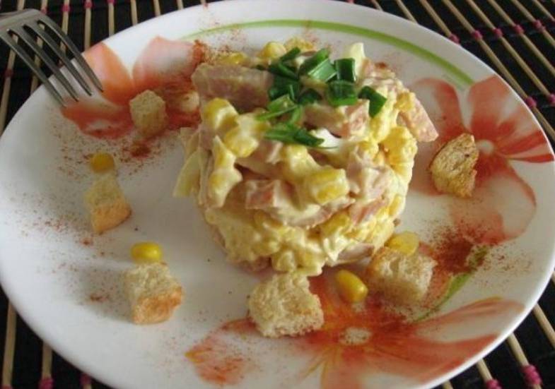 Салат «Баварский» с ветчиной и кукурузой
