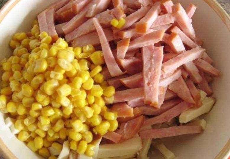 Салат «Баварский» с ветчиной и кукурузой