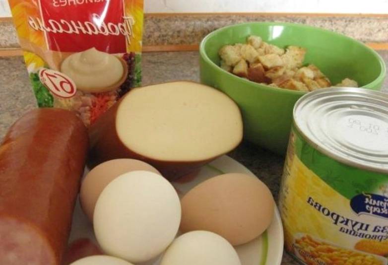 Салат «Баварский» с ветчиной и кукурузой