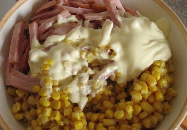 Салат «Баварский» с ветчиной и кукурузой