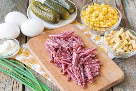 Салат «Анюта» с сухариками, колбасой и кукурузой