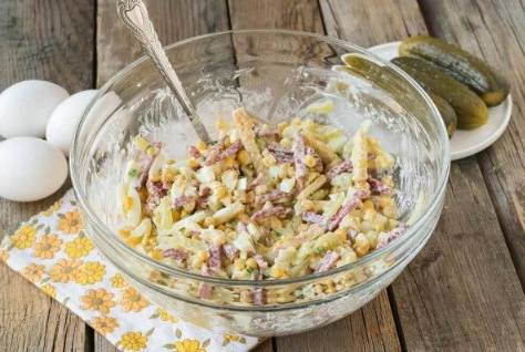 Салат «Анюта» с сухариками, колбасой и кукурузой