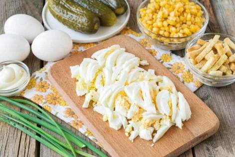 Салат «Анюта» с сухариками, колбасой и кукурузой