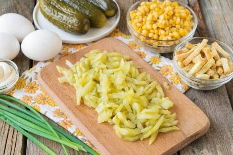 Салат «Анюта» с сухариками, колбасой и кукурузой