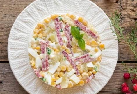 Салат «Анюта» с сухариками, колбасой и кукурузой