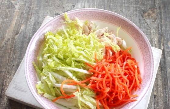 Салат «Анастасия» с корейской морковкой, яичными блинчиками и пекинской капустой