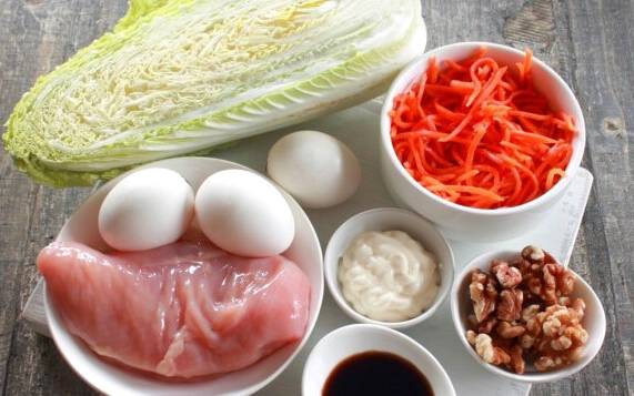 Салат «Анастасия» с корейской морковкой, яичными блинчиками и пекинской капустой
