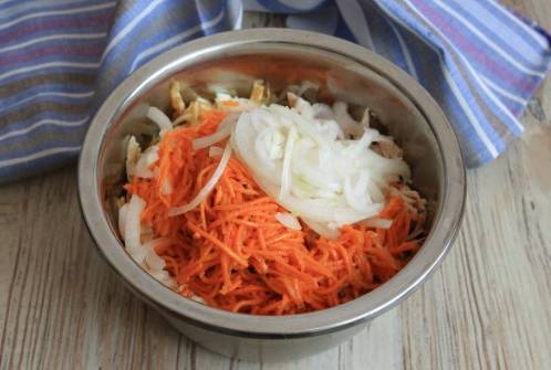 Салат «Анастасия» с корейской морковкой и яичными блинчиками Салат «Анастасия» с корейской морковкой и яичными блинчиками