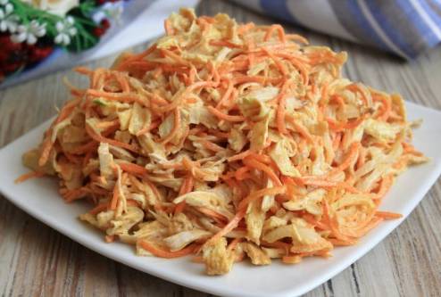 Салат «Анастасия» с корейской морковкой и яичными блинчиками Салат «Анастасия» с корейской морковкой и яичными блинчиками