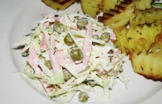 Салат «Аленушка» с капустой и колбасой