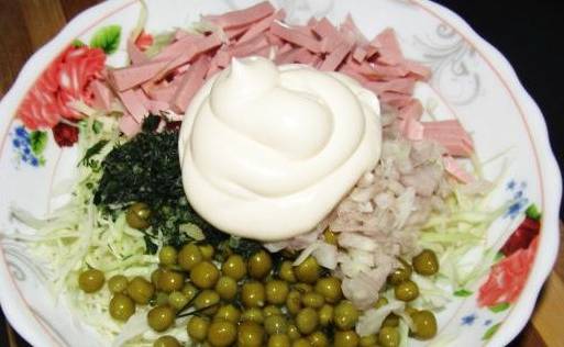 Салат «Аленушка» с капустой и колбасой