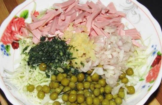 Салат «Аленушка» с капустой и колбасой