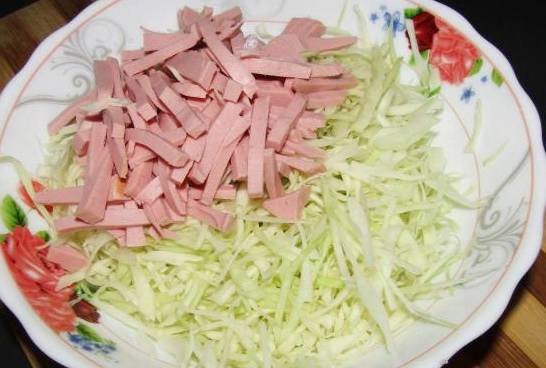 Салат «Аленушка» с капустой и колбасой