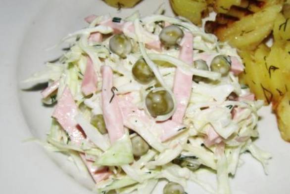 Салат «Аленушка» с капустой и колбасой