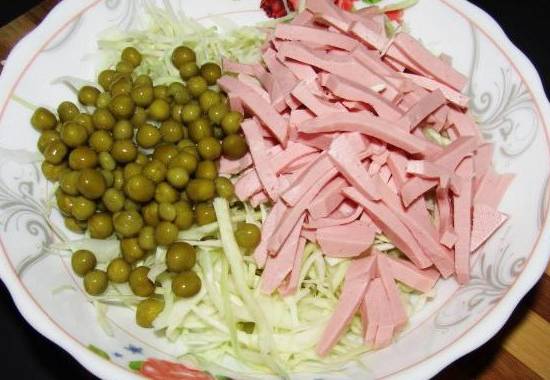 Салат «Аленушка» с капустой и колбасой