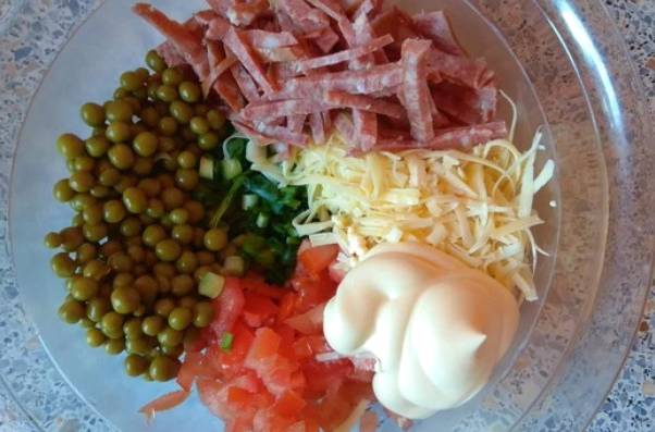Салат «Арлекино» с колбасой и сыром