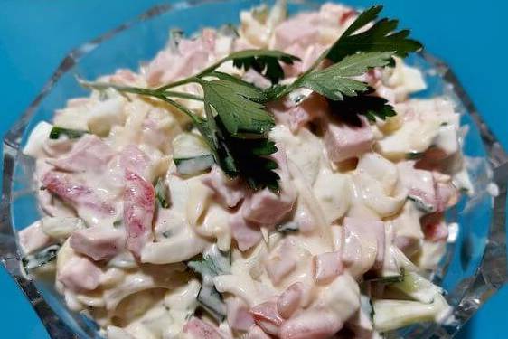Салат «Бахор» с колбасой и огурцами классический