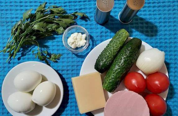Салат «Бахор» с колбасой и огурцами классический