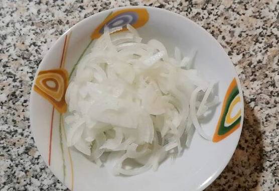 Салат «Бахор» с колбасой и огурцами классический