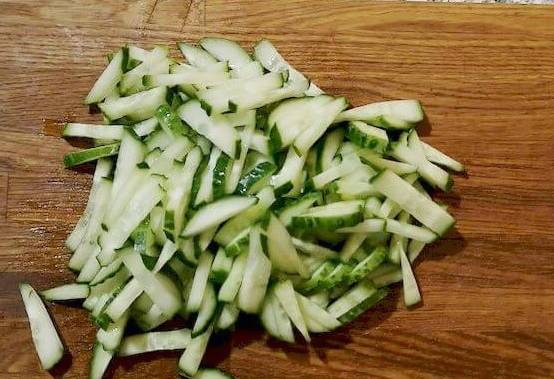 Салат «Бахор» с колбасой и огурцами классический