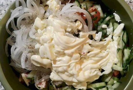 Салат «Бахор» с колбасой и огурцами классический