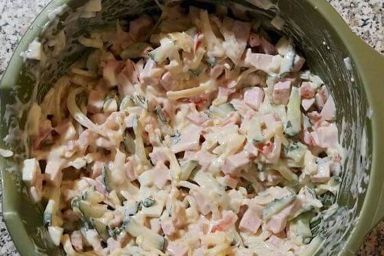 Салат «Бахор» с колбасой и огурцами классический