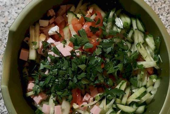 Салат «Бахор» с колбасой и огурцами классический
