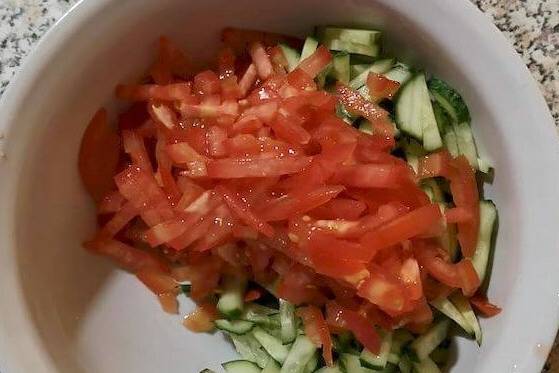 Салат «Бахор» с колбасой и огурцами классический