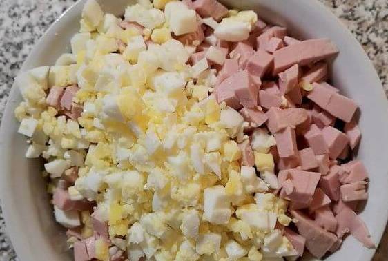 Салат «Бахор» с колбасой и огурцами классический