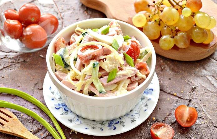 Салат «Бахор» с колбасой и огурцами