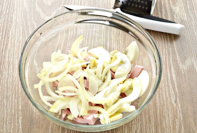 Салат «Бахор» с колбасой и огурцами