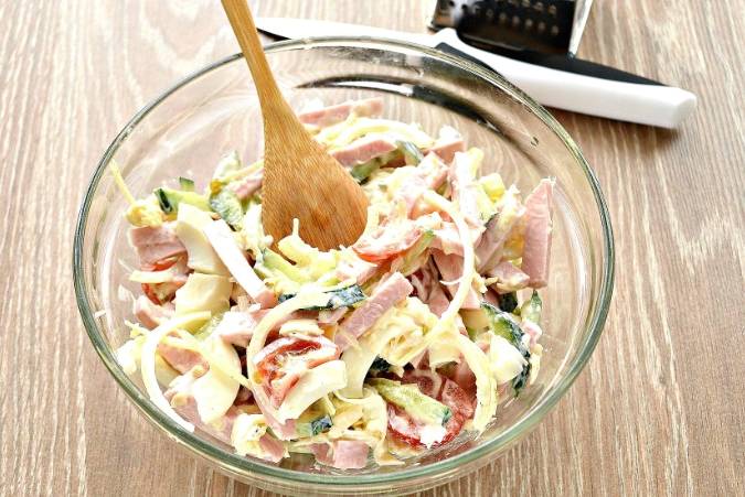 Салат «Бахор» с колбасой и огурцами