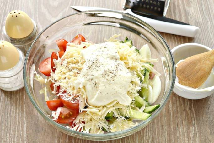 Салат «Бахор» с колбасой и огурцами