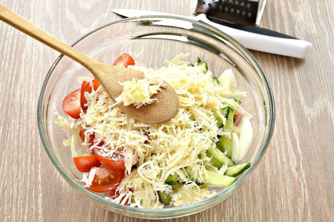 Салат «Бахор» с колбасой и огурцами