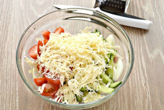 Салат «Бахор» с колбасой и огурцами