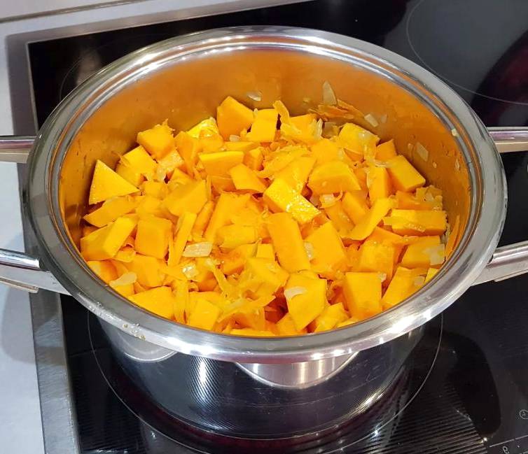 Крем-суп из тыквы с курицей и сливками
